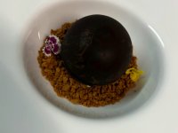 Esfera de chocolate con brauni y nueces