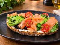 Tostás de Salmón ahumado,aguacate,queso filadelfia,brotes